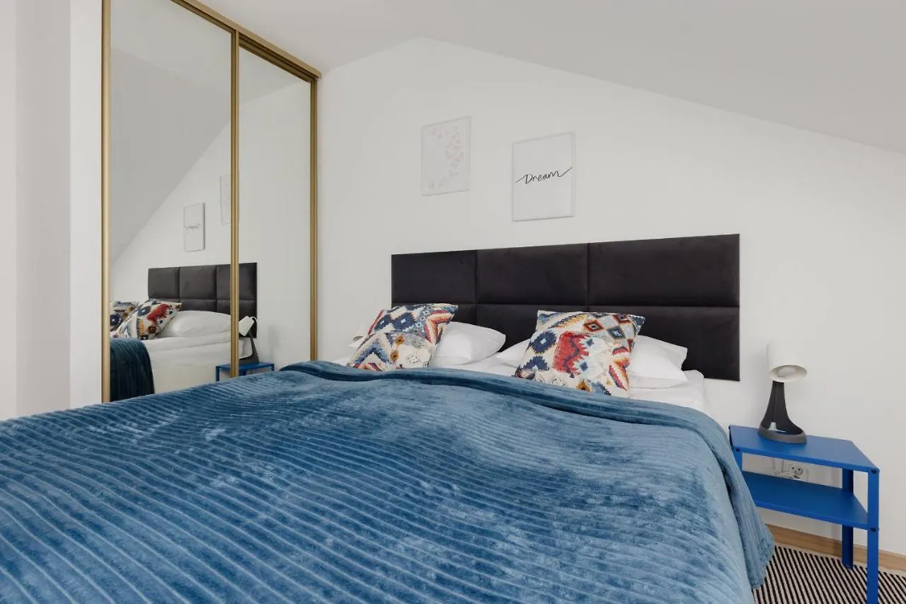 Warsaw Family Apartment With 3 Bedrooms & Ac Near Metro Stoklosy By Renters 0*,  Polonia